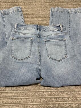 Light Blue Straight-Leg Women’s Jeans with Subtle Fading.    26 inseam